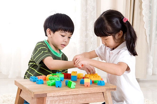 Yêu thương, sẻ chia là đức tính tốt mà ba mẹ nên dạy trẻ khi còn nhỏ. (Ảnh: Sưu tầm internet)