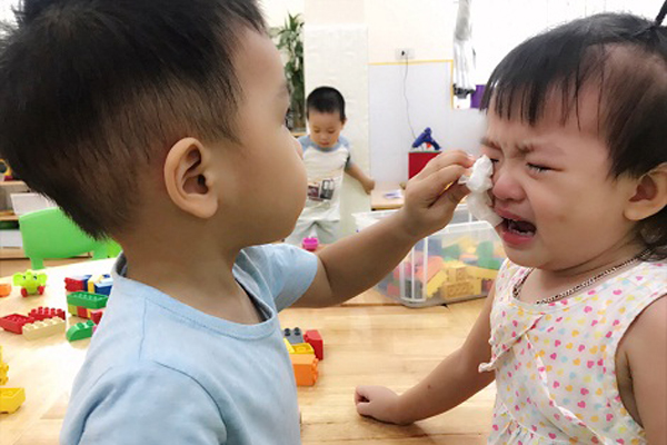 Dạy trẻ học cách nhìn nhận mọi thứ theo chiều hướng tích cực. (Ảnh: Sưu tầm internet)