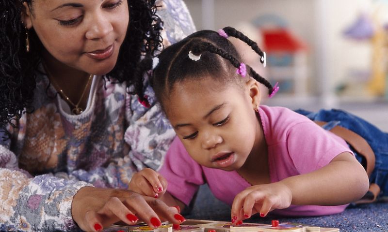 Giao tiếp nhiều với bé để bé tăng khả năng tương tác. (Ảnh: Nguồn Internet)