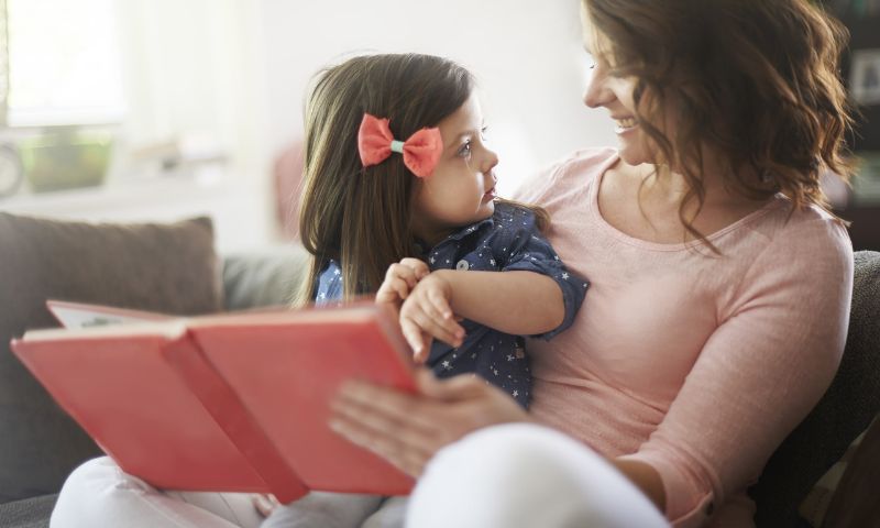 Vừa hành động vừa nhắc đi nhắc lại lời nói để bé ghi nhớ. (Ảnh: Nguồn Internet)