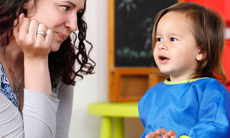 Cha mẹ hãy nói một cách rõ ràng, mạch lạc để con học theo. (Ảnh: Nguồn Internet)