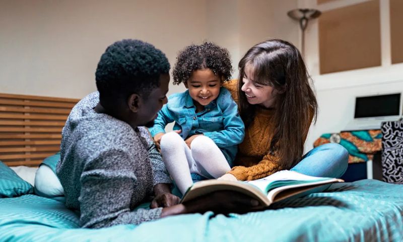 Thường xuyên dành thời gian đọc sách, vui chơi cùng con. (Ảnh: Nguồn Internet)