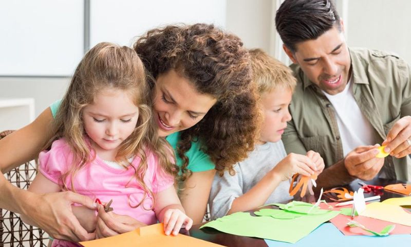 Cha mẹ luôn bên cạnh động viên con cải thiện kỹ năng giao tiếp. (Ảnh: Nguồn Internet)