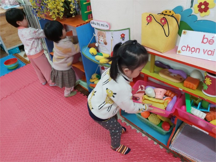 Dạy trẻ dọn đồ chơi dựa vào độ tuổi của bé. (Ảnh: Sưu tầm internet)