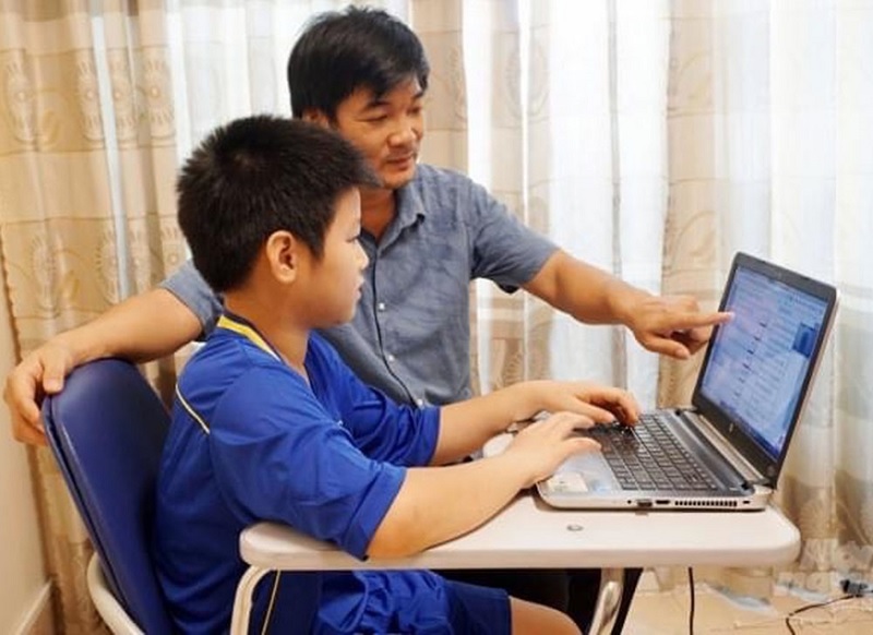 Dạy trẻ sử dụng mạng xã hội một cách văn minh, lịch sự. (Ảnh: Sưu tầm internet)