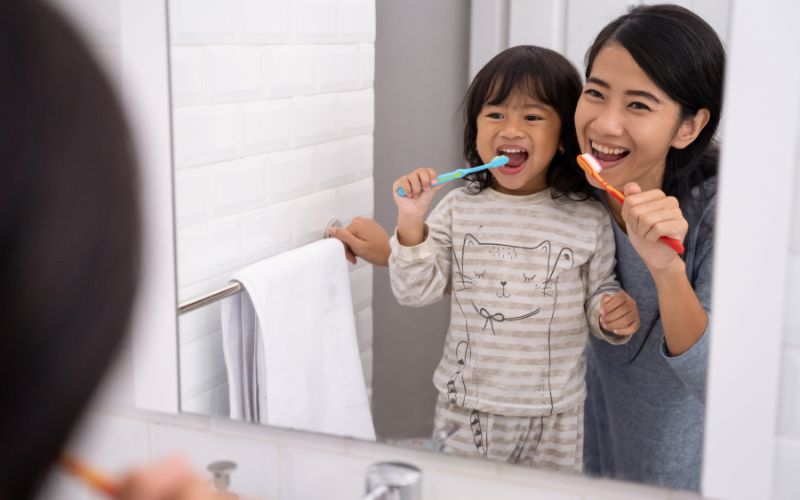 Ba mẹ nên đồng hành, hướng dẫn vệ sinh cá nhân cùng bé. (Ảnh: Sưu tầm internet)
