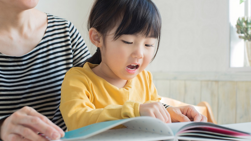 Nâng cao nhận thức, tư duy và thể hiện cảm xúc khi bé biết đọc từ sớm. (Ảnh: Sưu tầm internet)