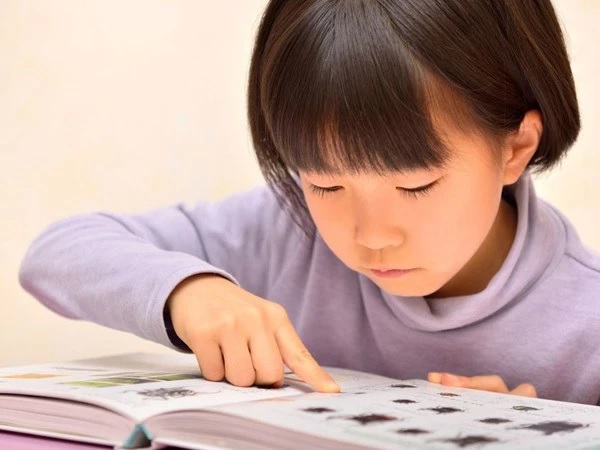 Nâng cao khả năng học tập, tư duy, ngôn ngữ khi bé biết đọc từ sớm. (Ảnh: Sưu tầm internet)