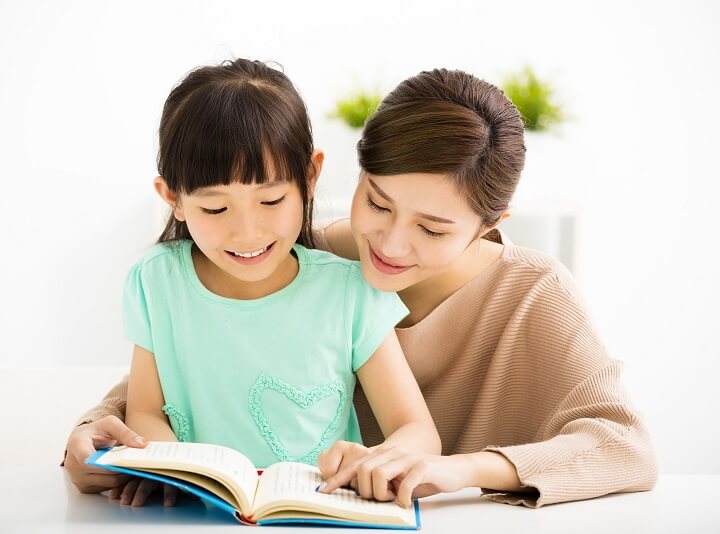 Phát triển ngôn ngữ của bé khi dạy con học đọc từ sớm. (Ảnh: Sưu tầm internet)
