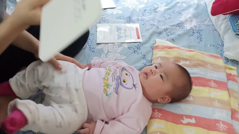 Ở những lần dạy đầu tiên, ba mẹ cho bé xem theo thứ tự. (Ảnh: Sưu tầm Internet)