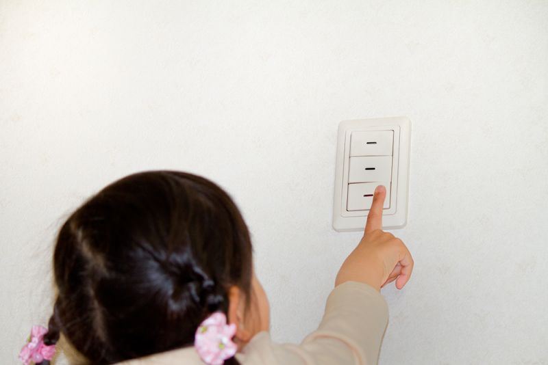 Không tự ý chạm, bật tắt các thiết bị điện. (Ảnh: Internet)