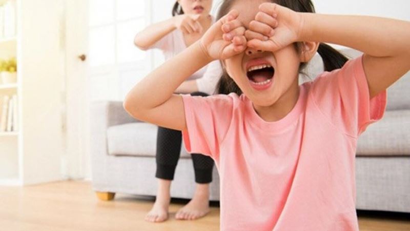 Không quát mắng nếu trẻ xử trí chưa đúng. (Ảnh: Internet)