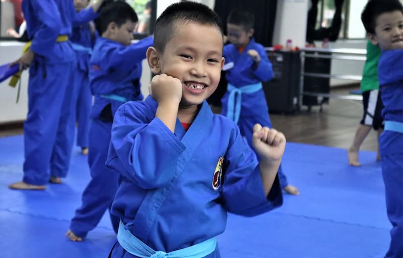 Khuyến khích con tham gia lớp dạy võ tự vệ cho trẻ em. (Ảnh: Internet)
