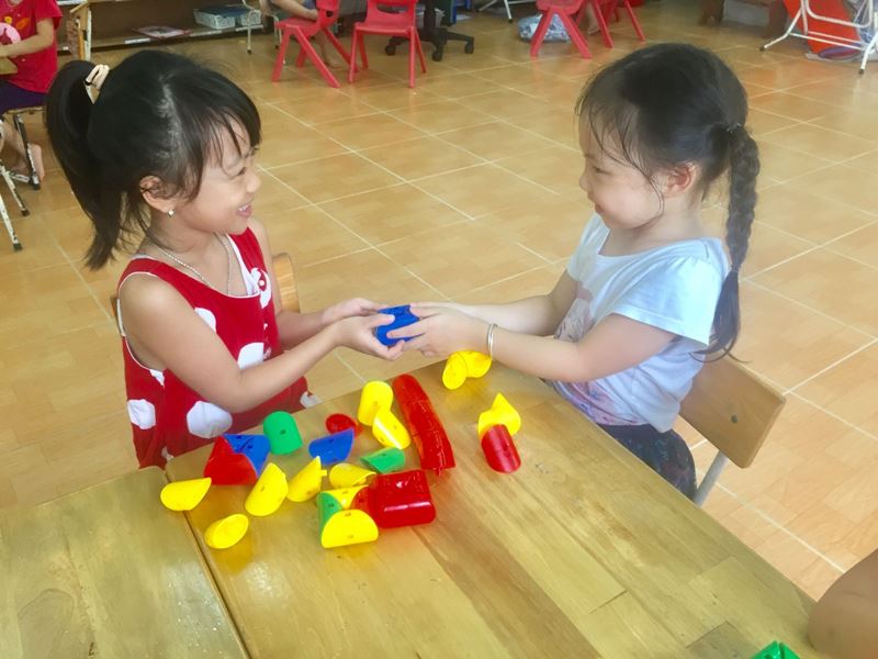 Kỹ năng chia sẻ giúp con thân thiện & gần gũi với mọi người. (Ảnh: Mầm non Phú Diễn)