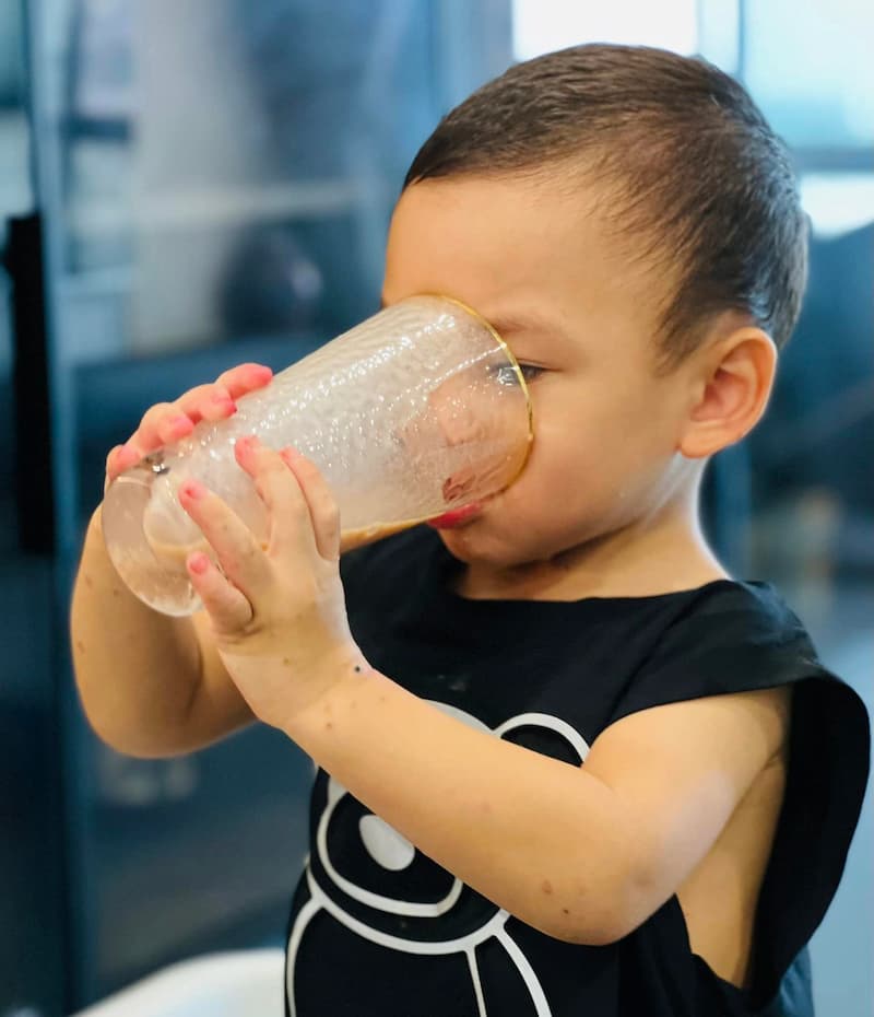 Hướng dẫn con cách tự uống nước. (Ảnh: Internet)