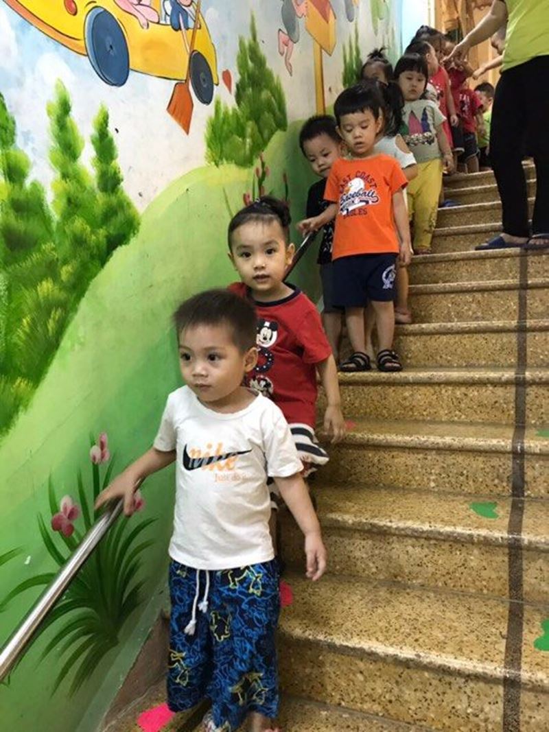 Kỹ năng đi cầu thang an toàn cho bé. (Ảnh: Internet)