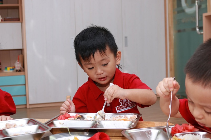 Hãy tập cho con làm quen với dụng cụ ăn uống (Ảnh: Sưu tầm internet)