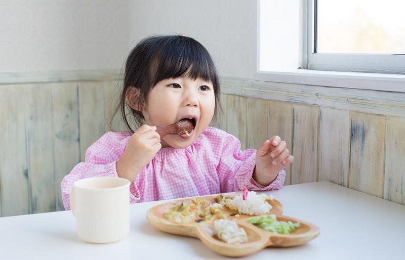 Ba mẹ cần làm mẫu cho bé (Ảnh: Sưu tầm internet)