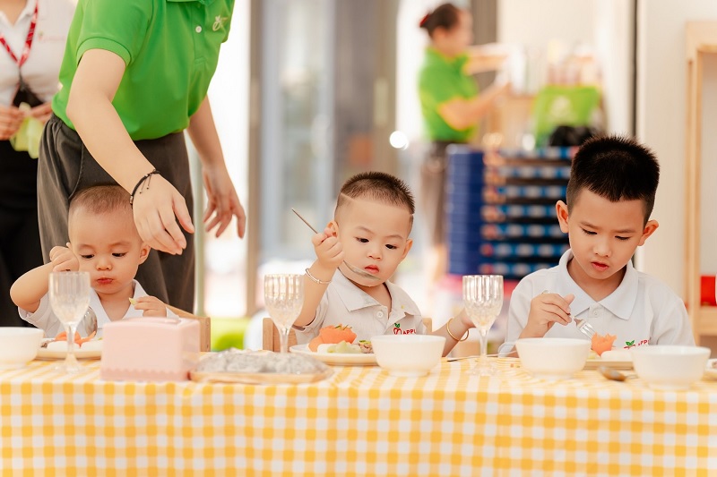 Ba mẹ cần phải có quy tắc bàn ăn dành cho trẻ (Ảnh: Sưu tầm internet)