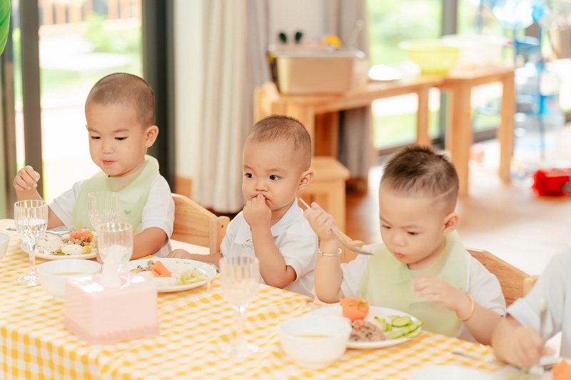 Hãy dạy con cầm thìa từ những bước cơ bản (Ảnh: Sưu tầm internet)