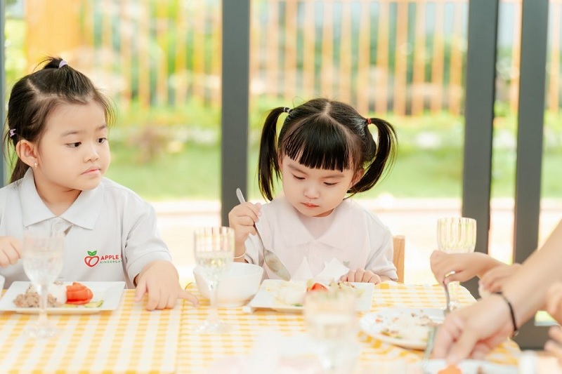 Ba mẹ cần duy trì thói quen tự xúc ăn cho trẻ mỗi ngày (Ảnh: Sưu tầm internet)