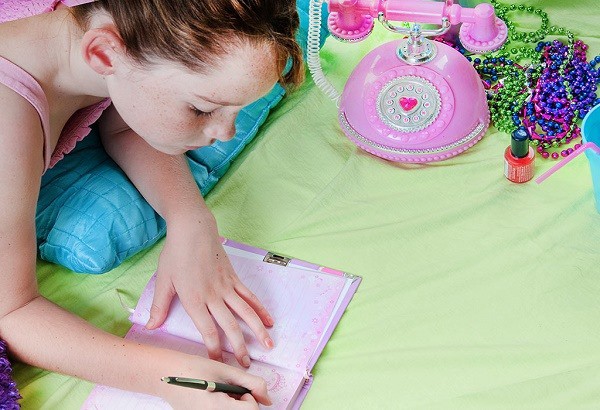 Giúp con luôn duy trì thói quen về biết ơn mỗi ngày. (Ảnh: Sưu tầm internet)