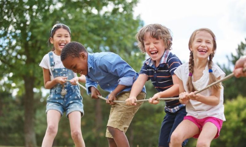 Tham gia các trò chơi giúp con trao đổi một cách thoải mái hơn. (Ảnh: Nguồn Internet)