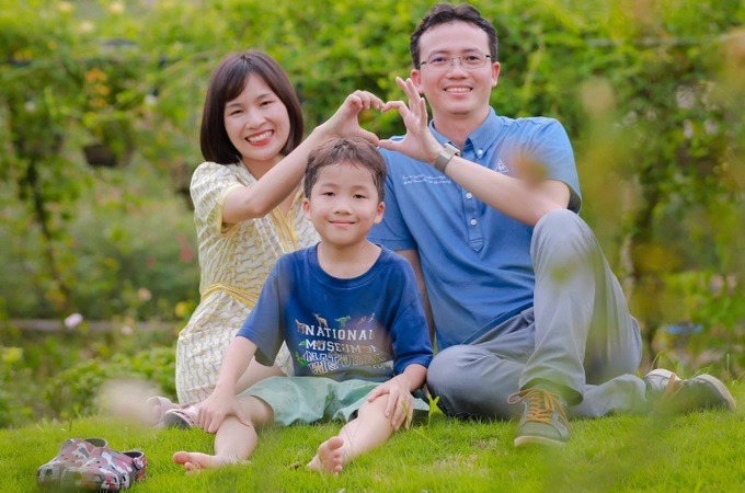 Ba mẹ nên nói lời yêu thương với bé để con có thể noi theo. (Ảnh: Sưu tầm internet)