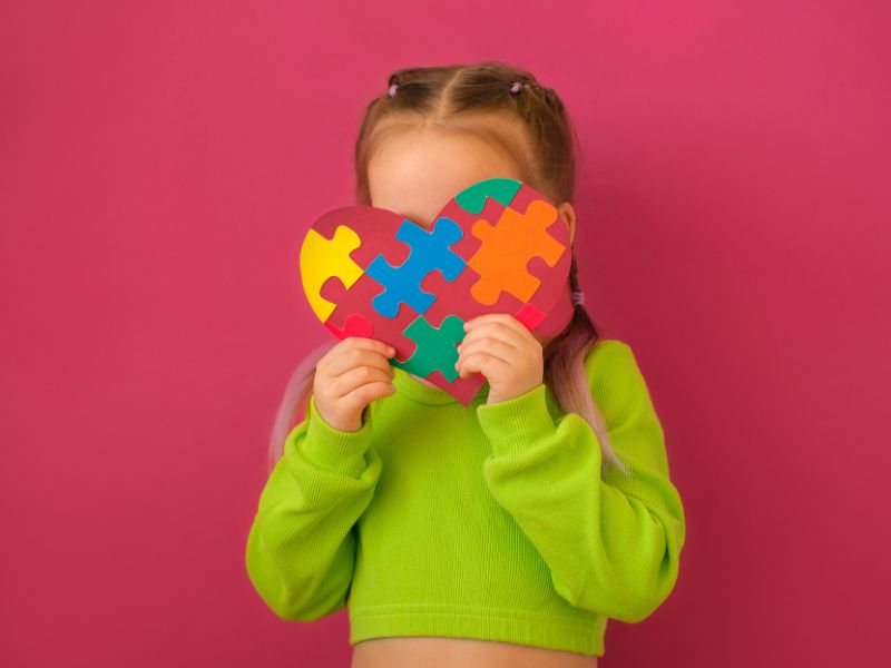 Giúp bé không bị ngại ngùng khi nói lời yêu thương với mọi người. (Ảnh: Sưu tầm internet)