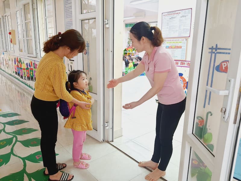 Dạy trẻ chào hỏi thầy cô ở trường mẫu giáo. (Ảnh: Internet)