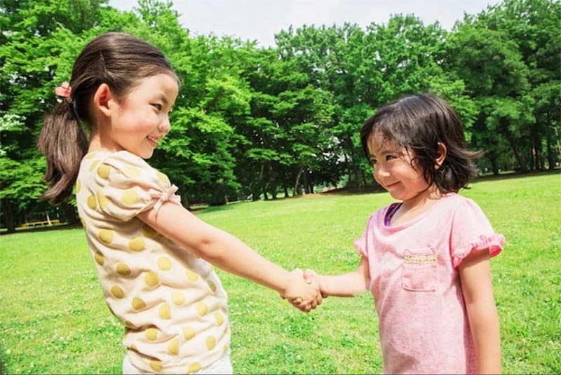 Dạy trẻ giao tiếp bằng mắt đúng cách. (Ảnh: Internet)