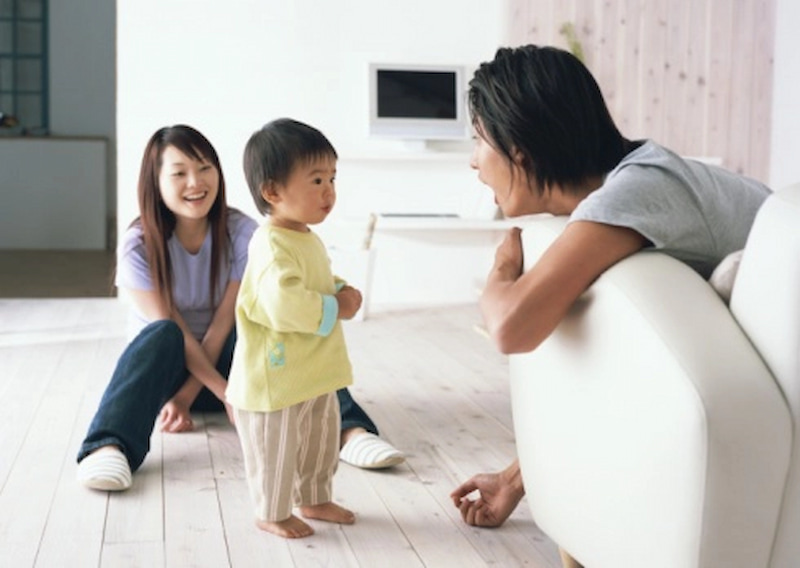 Luôn nhắc nhở trẻ chào hỏi khi gặp người lớn. (Ảnh: Internet)