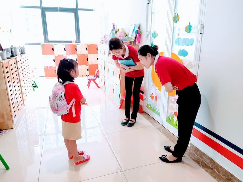 Người lớn trở thành tấm gương của con mọi lúc mọi nơi. (Ảnh: Internet)