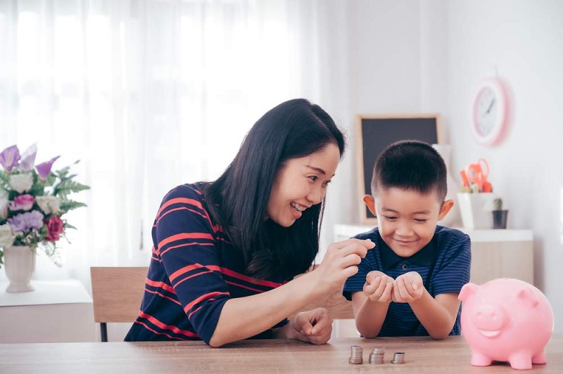 Ba mẹ cần làm gương cho con cái trong việc chi tiêu hợp lý. (Ảnh: Sưu tầm internet)