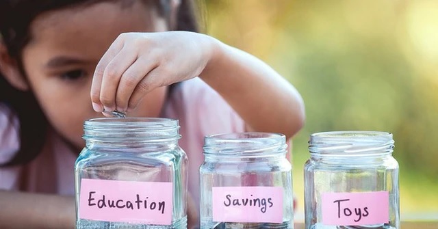 Dạy trẻ tiêu tiền theo quy tắc 3  chiếc ‘lọ’: Chi tiêu – Tiết kiệm – Chia sẻ. (Ảnh: Sưu tầm internet)
