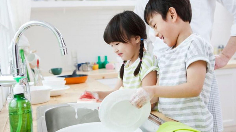 Hãy để trẻ tự lập làm những công việc đơn giản. (Ảnh: Sưu tầm Internet)