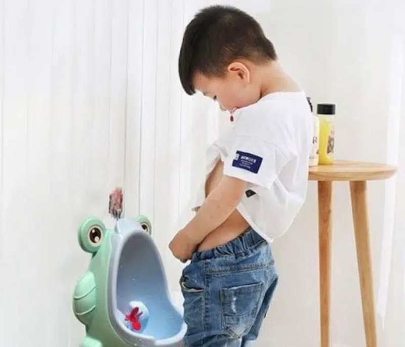 Giúp con nhận thức về việc đi vệ sinh đúng chỗ. (Ảnh: Internet)