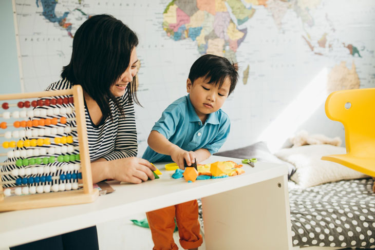 Ba mẹ cần thấu hiểu mới giao tiếp được cùng con. (Ảnh: Sưu tầm internet)