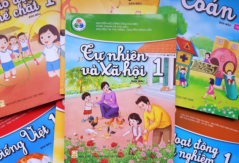 Dạy trẻ yêu thiên nhiên thông qua phim ảnh, sách truyện. (Ảnh: Sưu tầm internet)