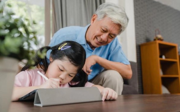 Dạy bé cách giao tiếp với người lớn một cách lễ phép, lịch sự. (Ảnh: Sưu tầm internet)