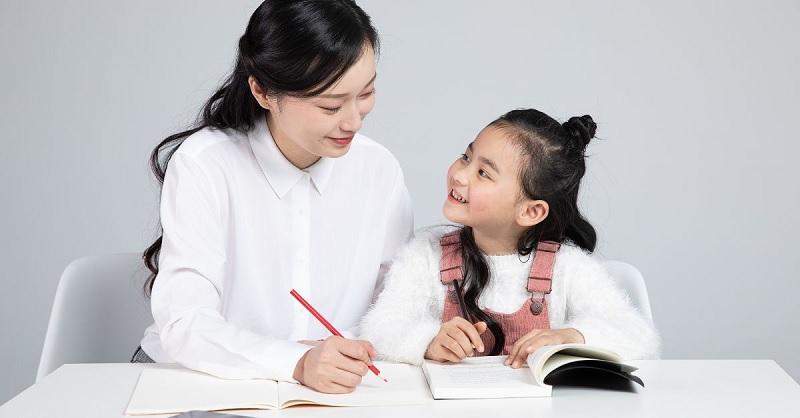 Dạy trẻ biết cách lắng nghe khi người lớn nói chuyện. (Ảnh: Sưu tầm internet)