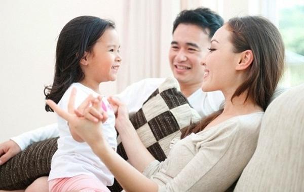 Ba mẹ cần dạy trẻ trong tình yêu thương, cũng như có sự tôn trọng với bé. (Ảnh: Sưu tầm internet)