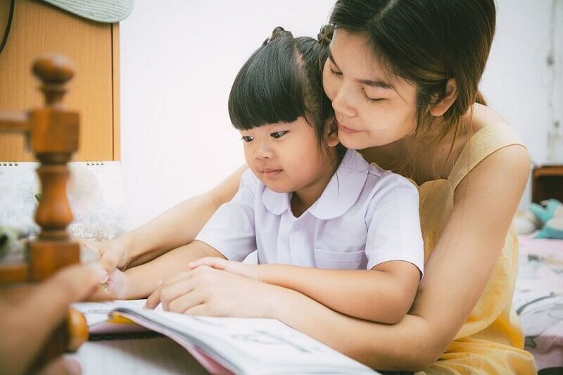 Đọc truyện giúp bé học chữ và kích thích tư duy hiệu quả. (Ảnh; Sưu tầm internet)