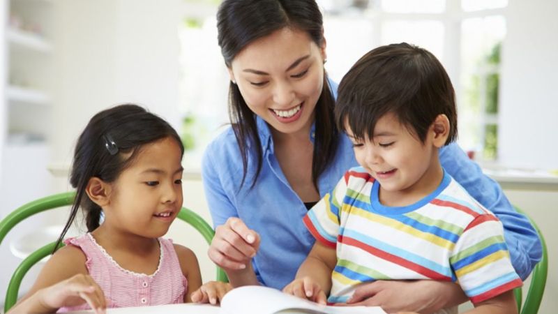 Việc tương tác giúp ba mẹ dạy trẻ chậm nói phát triển ngôn ngữ dễ dàng hơn (Nguồn: Sưu tầm internet)