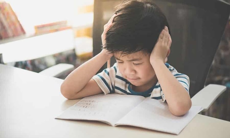 Trẻ chậm nói giảm chú ý là sự ảnh hưởng đến khả năng ngôn ngữ hoặc mất tập trung (Ảnh: Sưu tầm Internet)