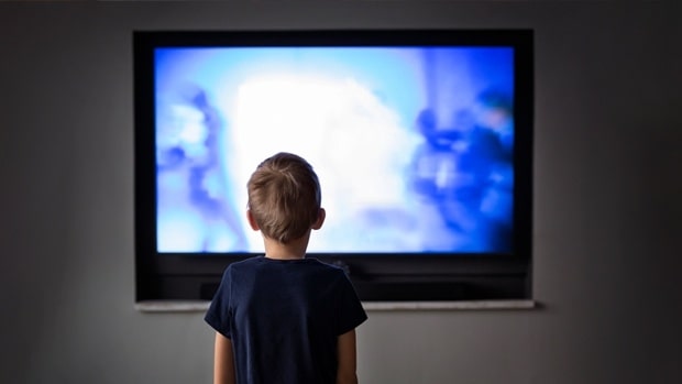 Cần hạn chế giờ giấc tiếp xúc với thiết bị điện tử của bé (Ảnh: Sưu tầm Internet)