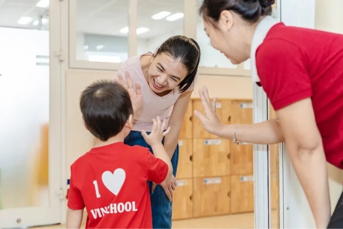 Sử dụng ngôn ngữ cơ thể bằng cử chỉ khi giao tiếp với trẻ (Ảnh: Sưu tầm Internet)