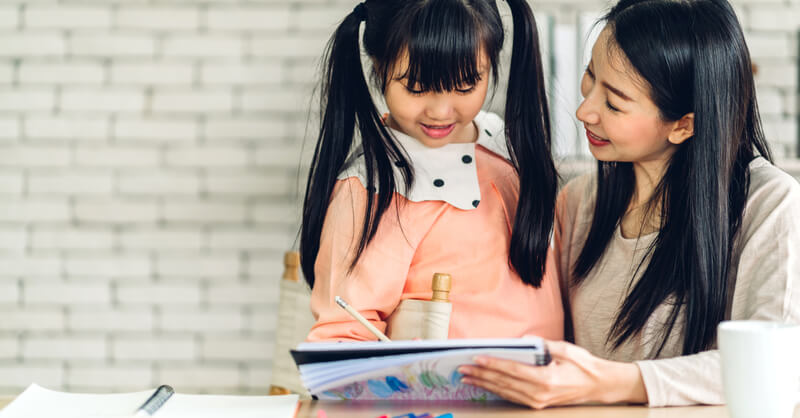 Hãy trang bị cho con một nền tảng kiến thức cơ bản vững chắc. (Ảnh: Monkey)