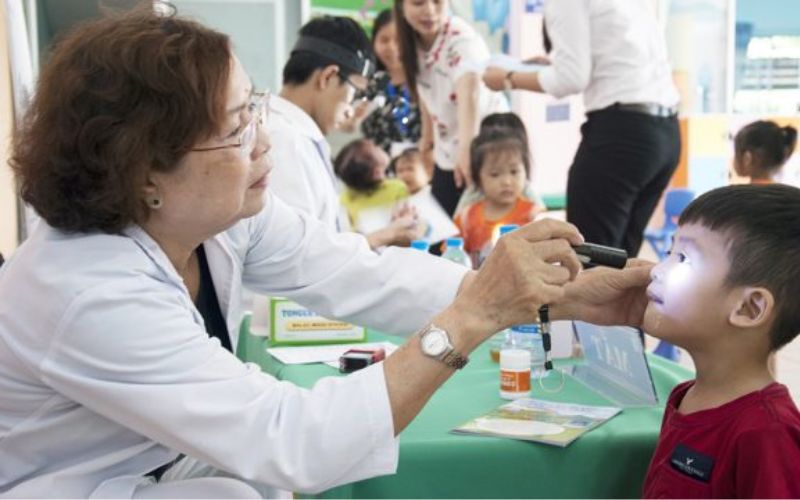 Khám sức khỏe cho trẻ mầm non. (Ảnh: Sưu tầm Internet)
