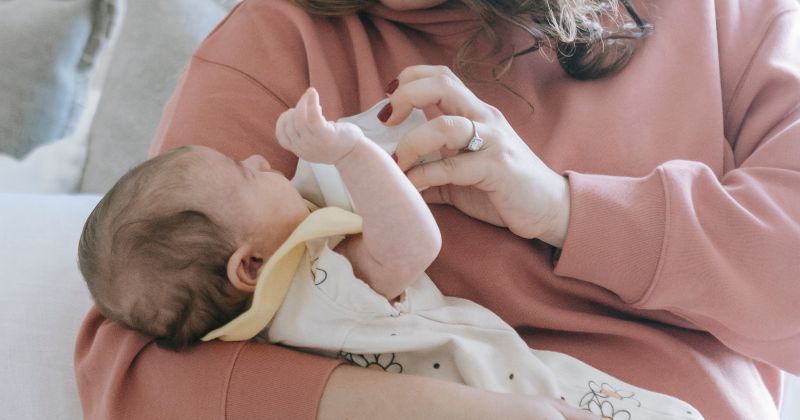 Áp lực khi làm mẹ khiến nhiều phụ nữ mắc bệnh trầm cảm sau sinh (Ảnh: Sưu tầm Internet)